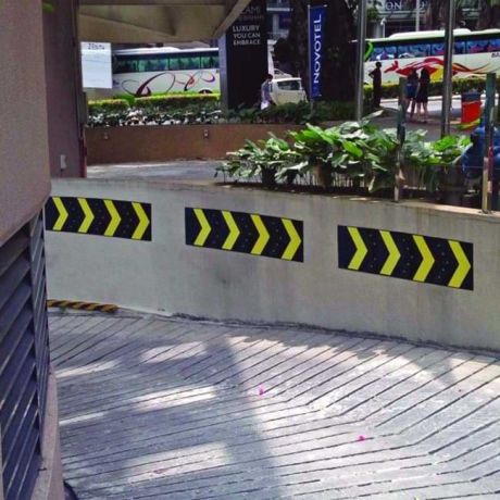 Flèche signalisation parking caoutchouc avec réflecteurs